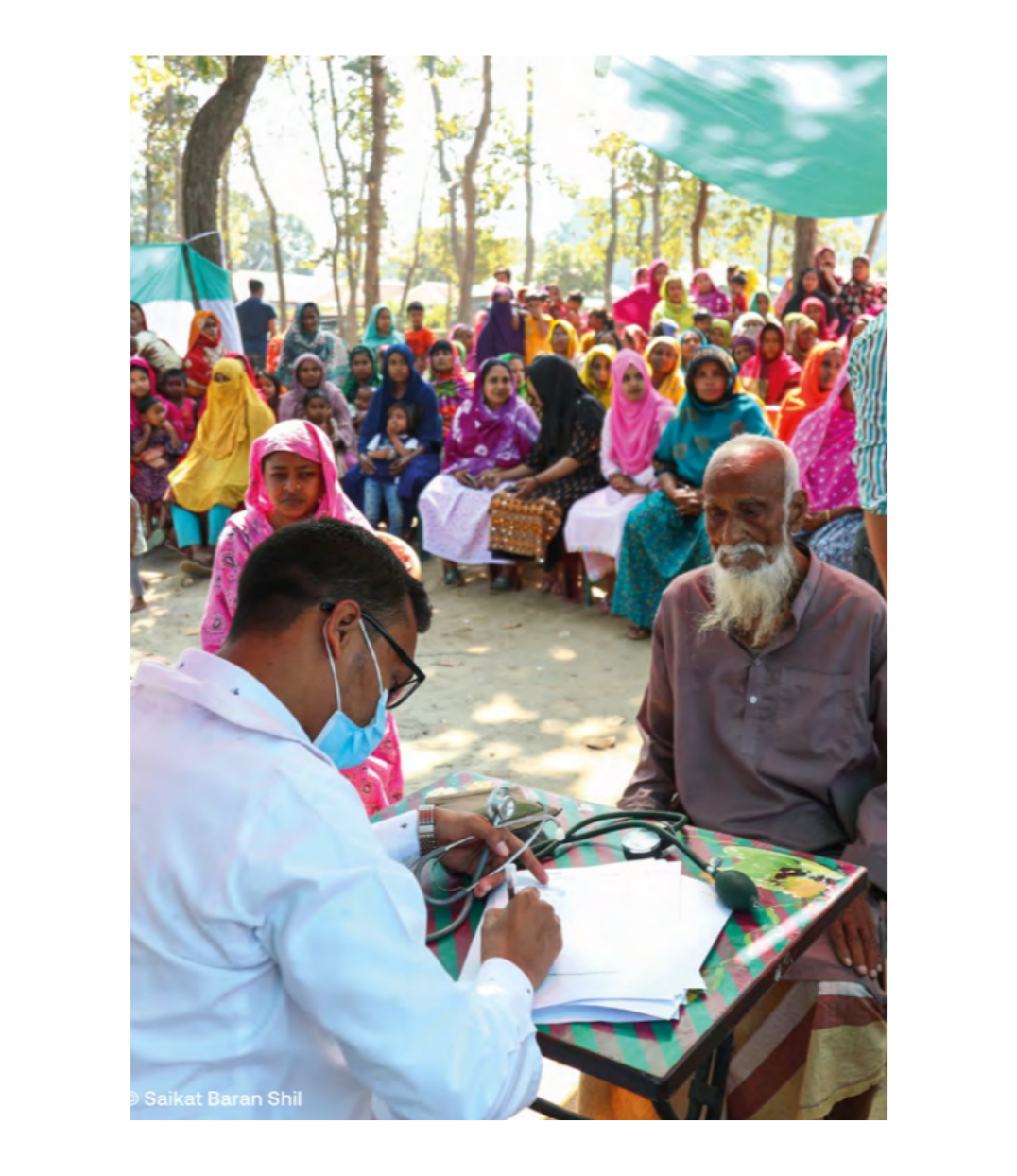 Hôpital mobile présent dans plusieurs villages en Bengladesh pour les travailleurs d'usines de vêtements en coton biologique pour la marque belge Stanley-Stella. Apparaît sur la page "nos engagements" du site internet de la marque lyonnaise et éthique Leonor Roversi.