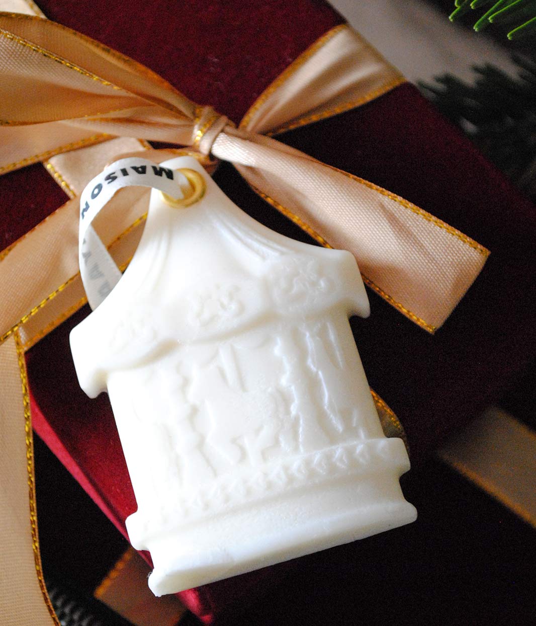 Box de Noël Leonor Roversi X maison ayaan composée d'une pochette et d’une suspension, présentée dans un coffret cadeau éco-responsable. Idée cadeau engagée, créations éthiques imaginées et fabriquées à Lyon.