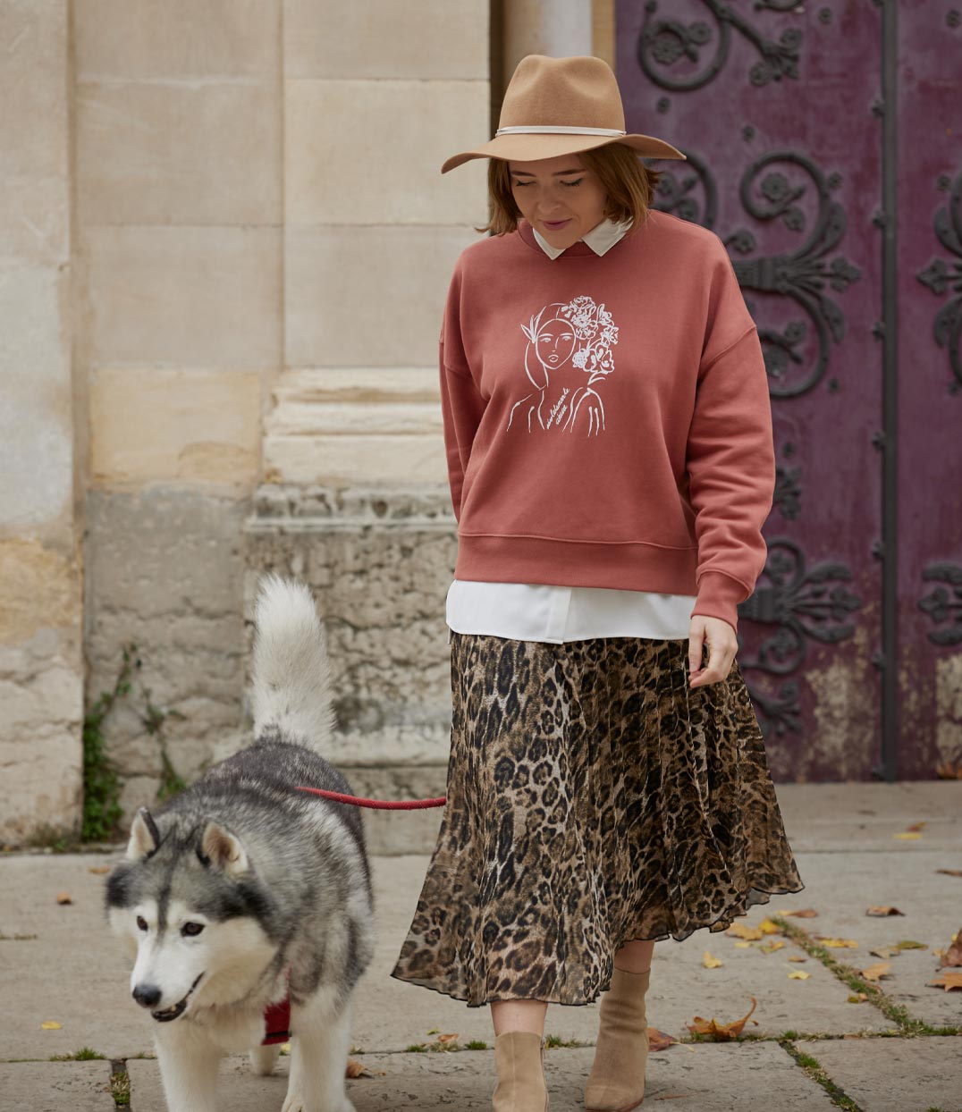 Sweatshirt en coton bio terracotta, imprimé blanc d'une femme au regard serein entourée de fleurs dans les cheveux accompagnée de l'inscription "Absolumente única". Modèle Unica, conçu imprimé à Lyon par la marque éthique Leonor Roversi.
