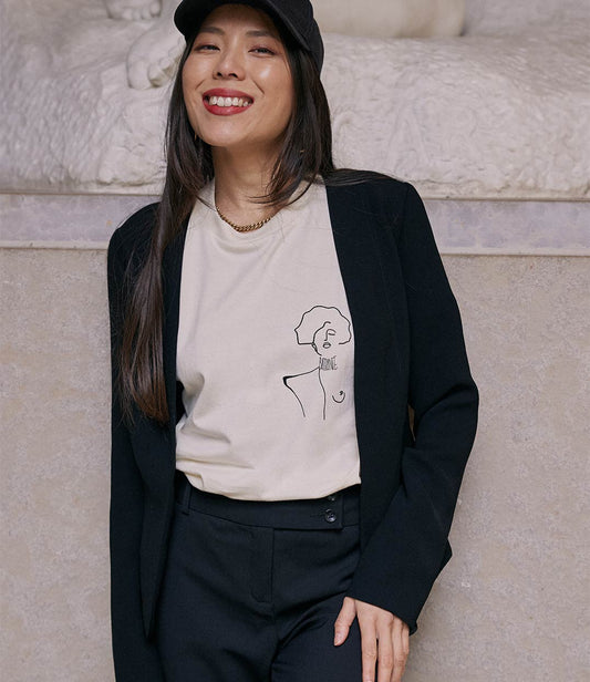 femme souriante portant le t-shirt battante en écru de la marque leonor roversi