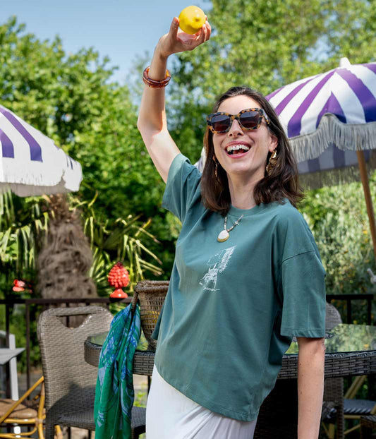 femme portant un t-shirt en coton bio, collection Leonor Roversi