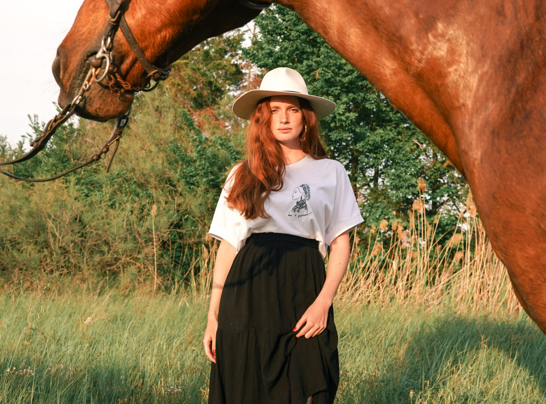 femme portant t-shirt blanc en coton bio avec un motif imprimé, collection Leonor Roversi 