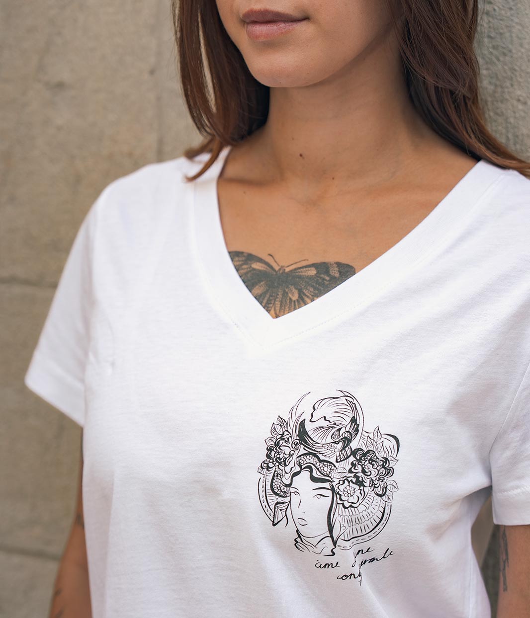 Mannequin femme, portant un t-shirt col V en coton bio, blanc, Benten Leonor Roversi.