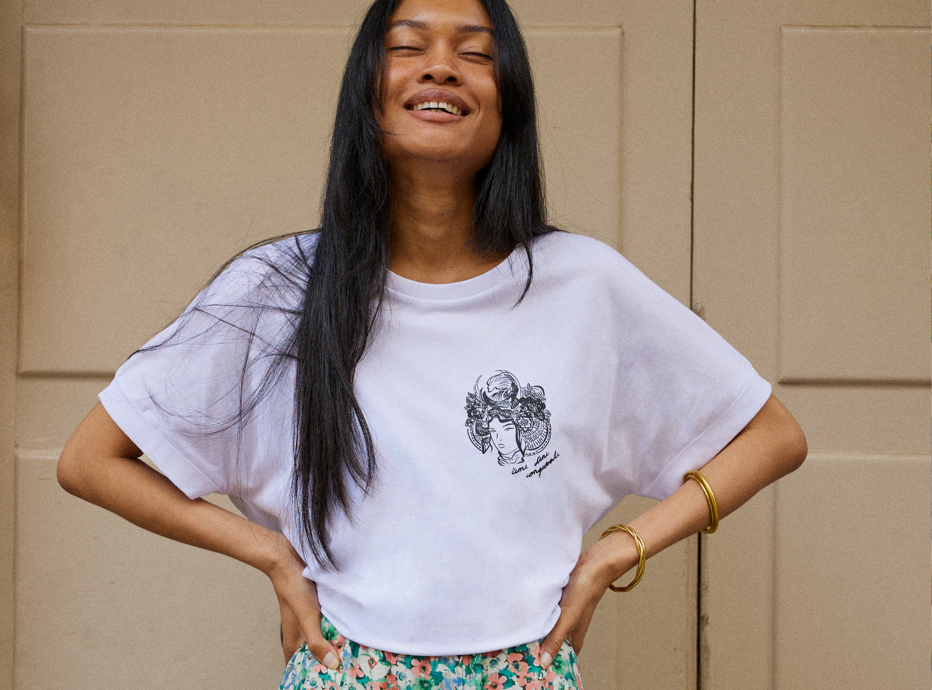 femme brune portant un t-shirt Leonor Roversi 
