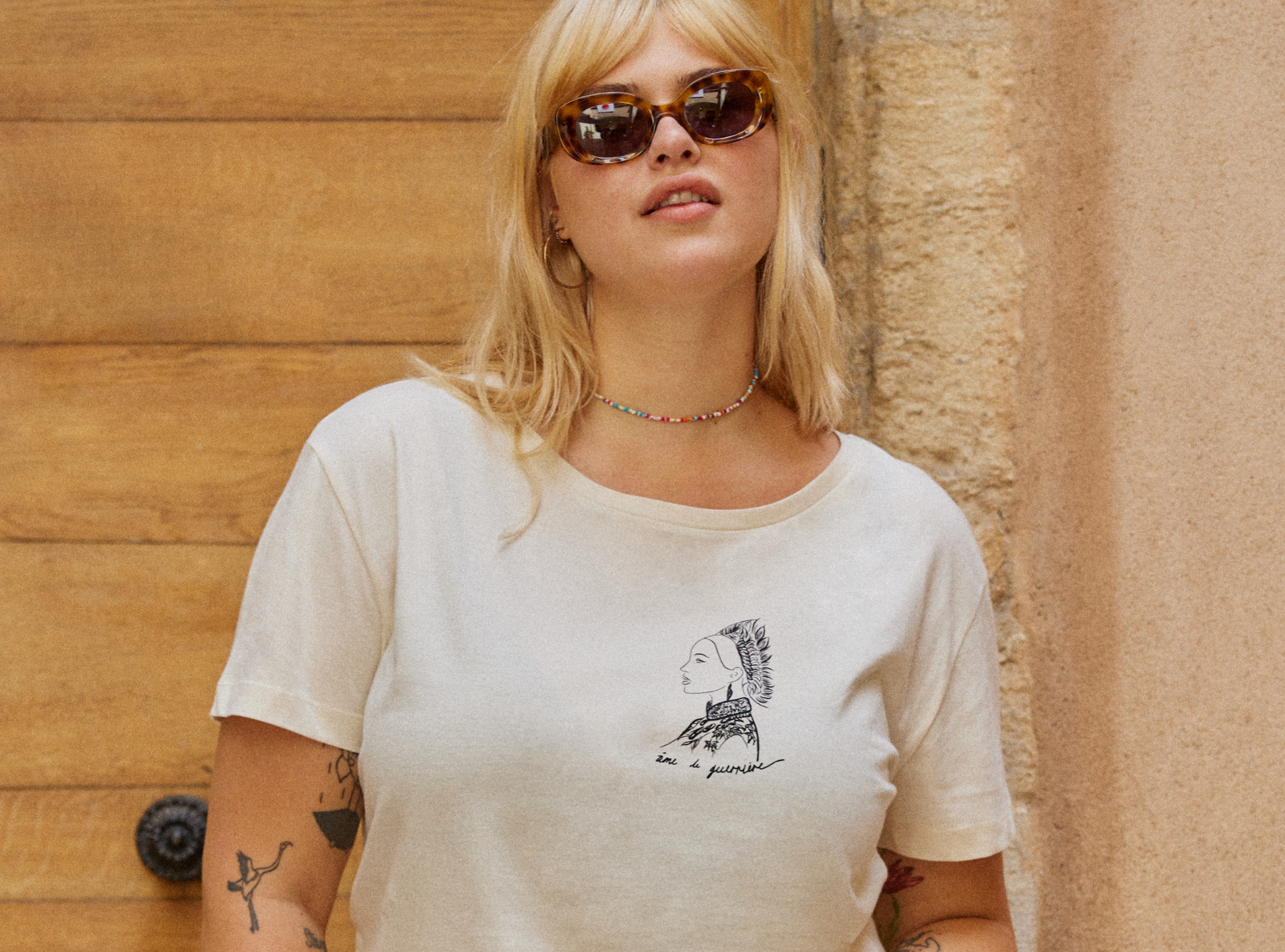 femme portant un t-shirt naturel en coton bio et imprimé, collection Leonor Roversi 