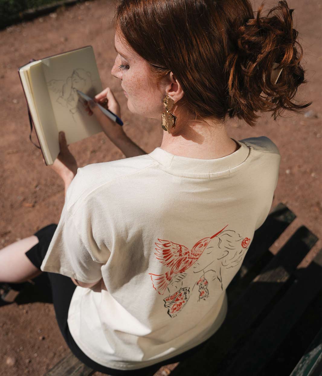 femme portant un t-shirt en coton bio, collection Leonor Roversi 