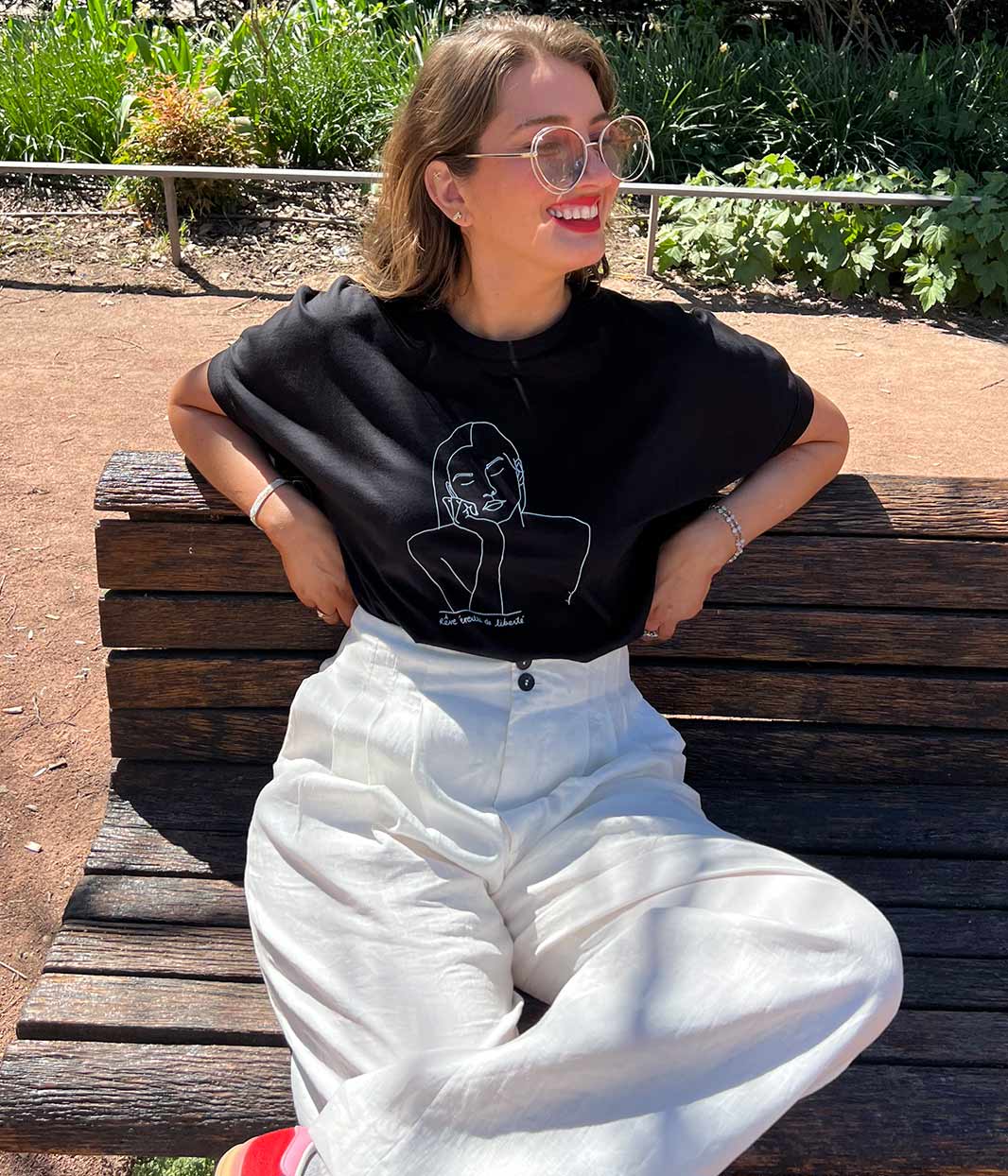 femme portant un t-shirt noir en coton bio, collection Leonor Roversi 