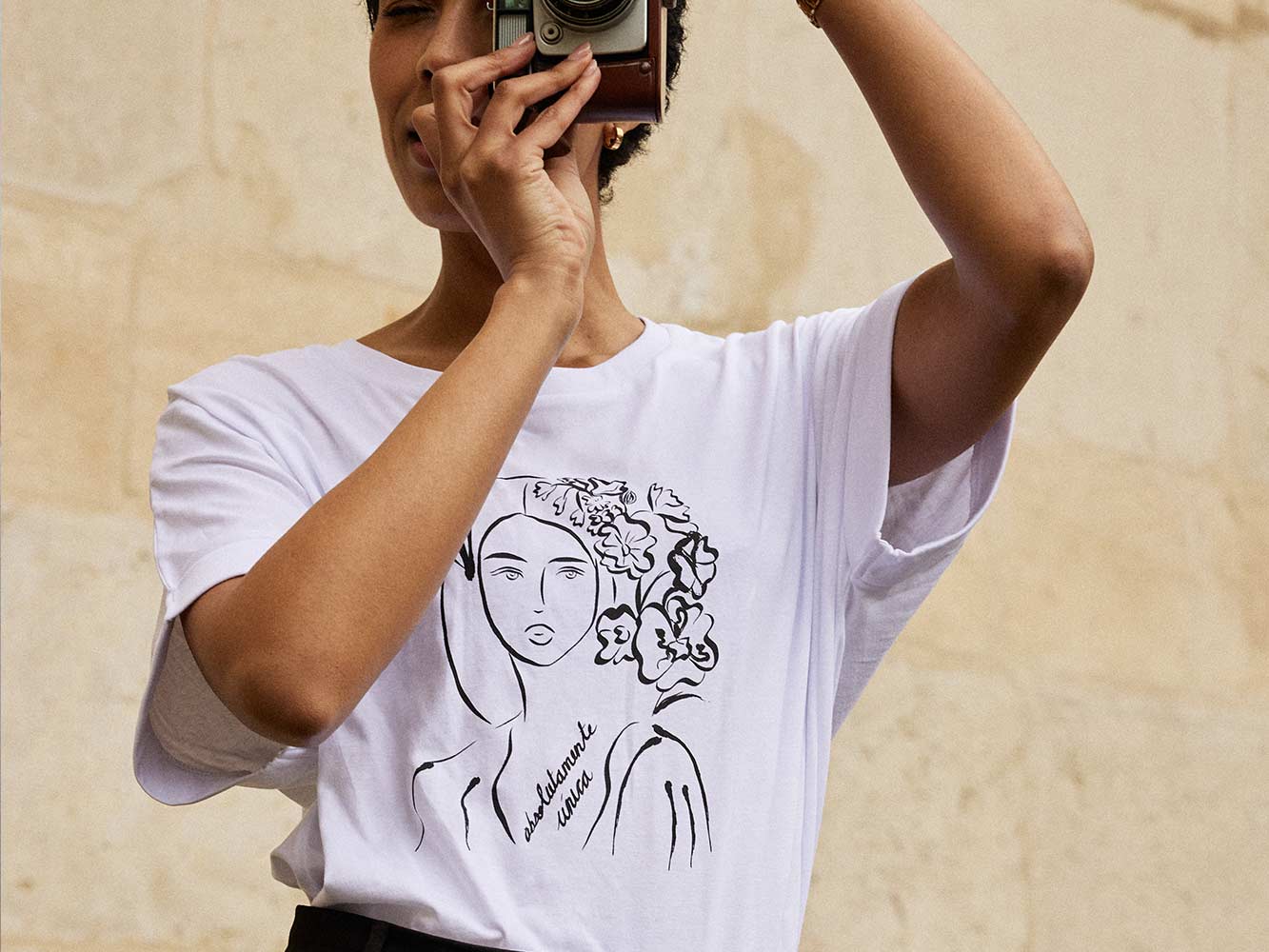 femme portant un t-shirt blanc en coton bio et serigraphie à Lyon