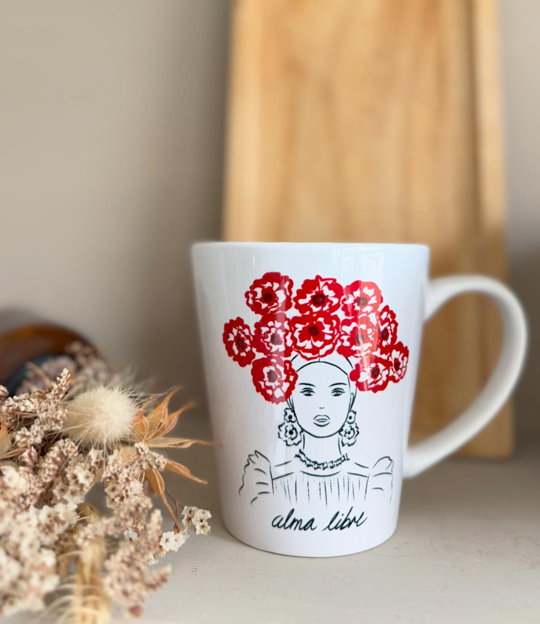 tasse posée avec dessin alma libre inspiré de la déesse romaine flora, de la marque lyonnaise leonor roversi