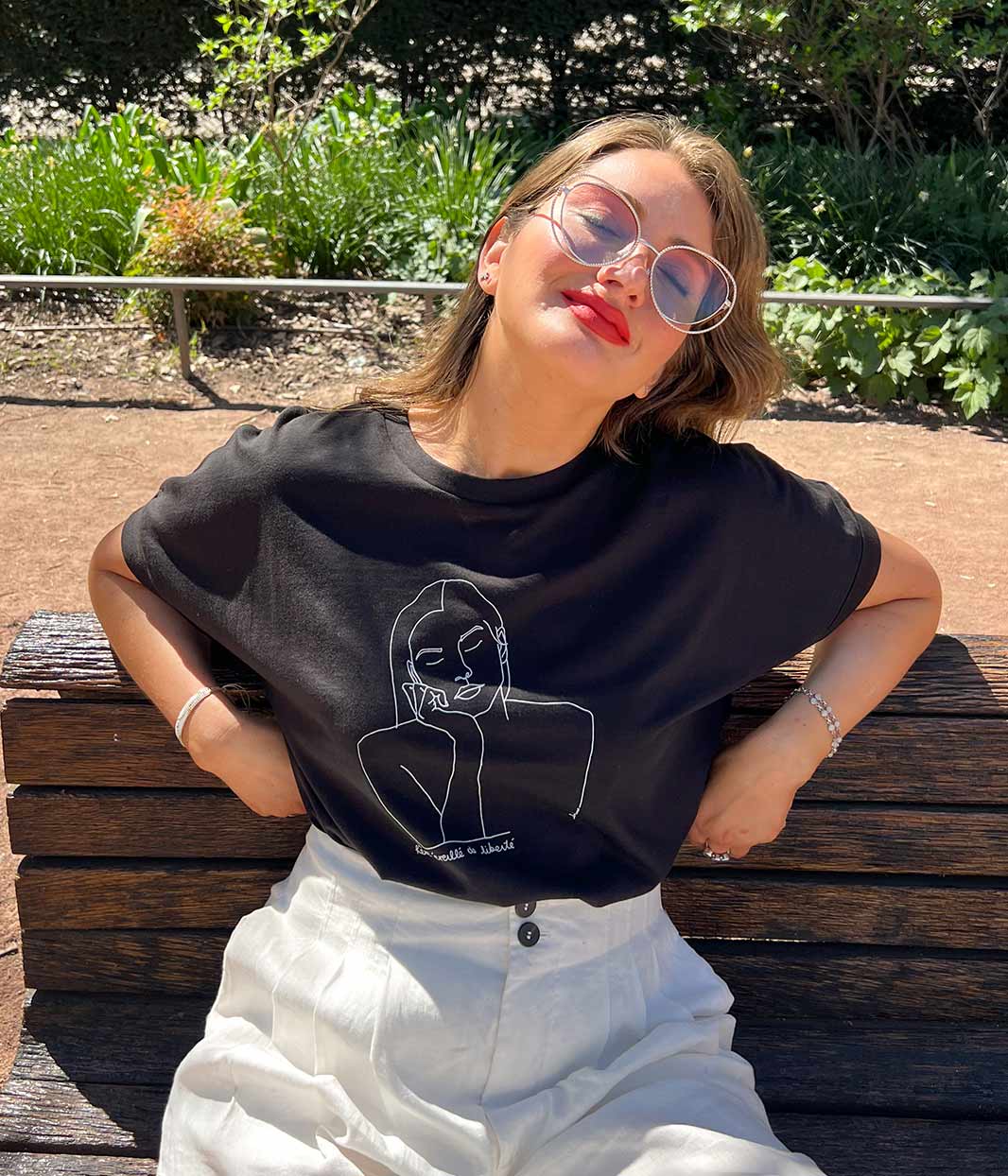 femme portant un t-shirt noir en coton bio, collection Leonor Roversi 