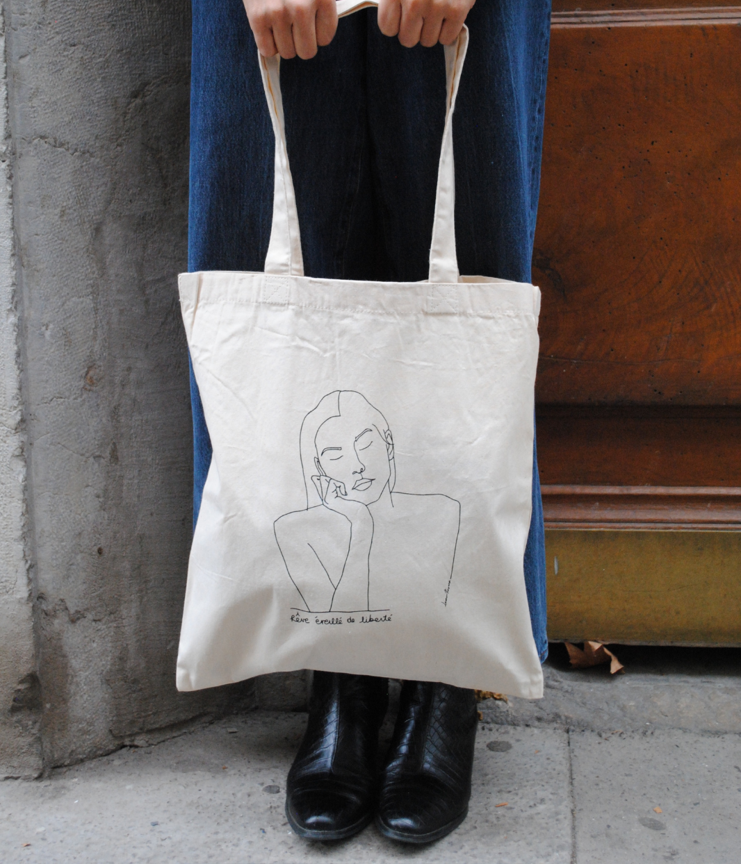 Tote bag THÉMIS Leonor Roverssi en coton bio et polyester recyclé, illustration féminine minimaliste inspirée de la déesse grecque de la justice, sérigraphiée de manière éco-responsable à Lyon. Sac éthique symbole d’équilibre et d’impartialité.