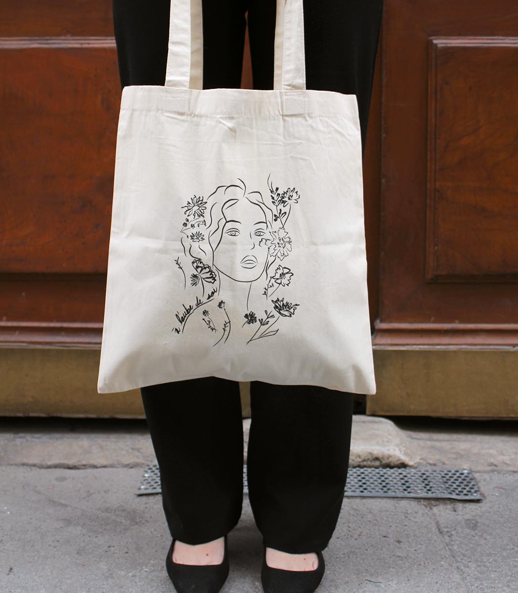 Tote bag AURORA Leonor Roversi en coton bio certifié GOTS et FairWear, illustration féminine inspirée de la déesse de l’aube, sérigraphiée artisanalement à Lyon. Sac éthique symbolisant le renouveau et les nouveaux départs.