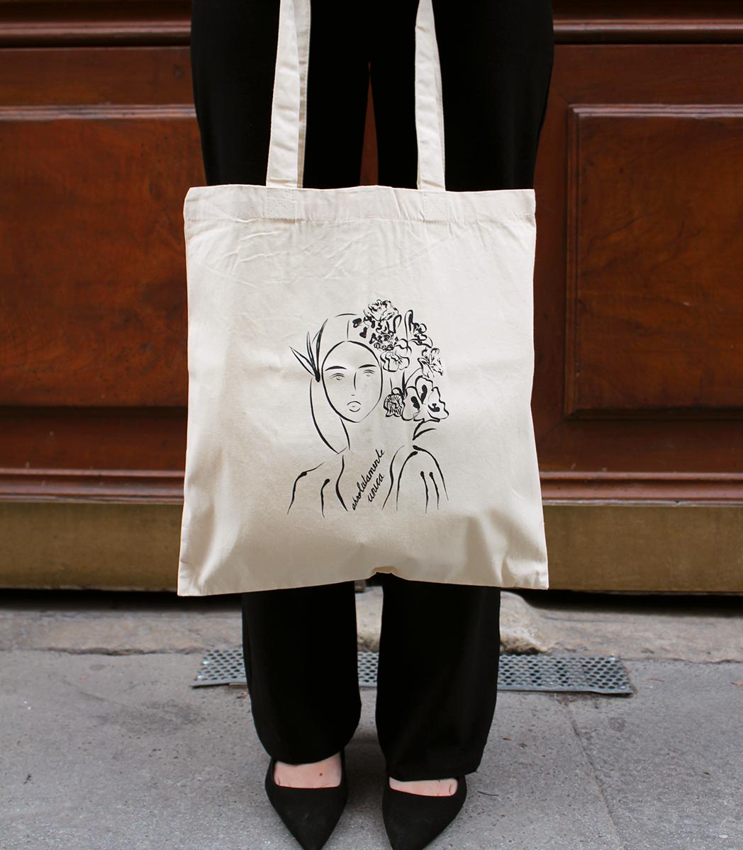 Tote bag UNICA Leonor Roverssi en coton bio et polyester recyclé, illustration féminine inspirée de l’univers de Mary Cassatt, sérigraphiée de façon éco-responsable à Lyon. Sac éthique au style poétique et engagé.
