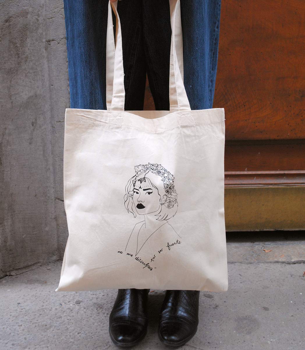 Tote bag LUPITA Léonor Roverssi en coton bio certifié GOTS, illustration féminine engagée sérigraphiée à Lyon. Sac éthique symbolisant la force féminine, la liberté de choix et l’émancipation.
