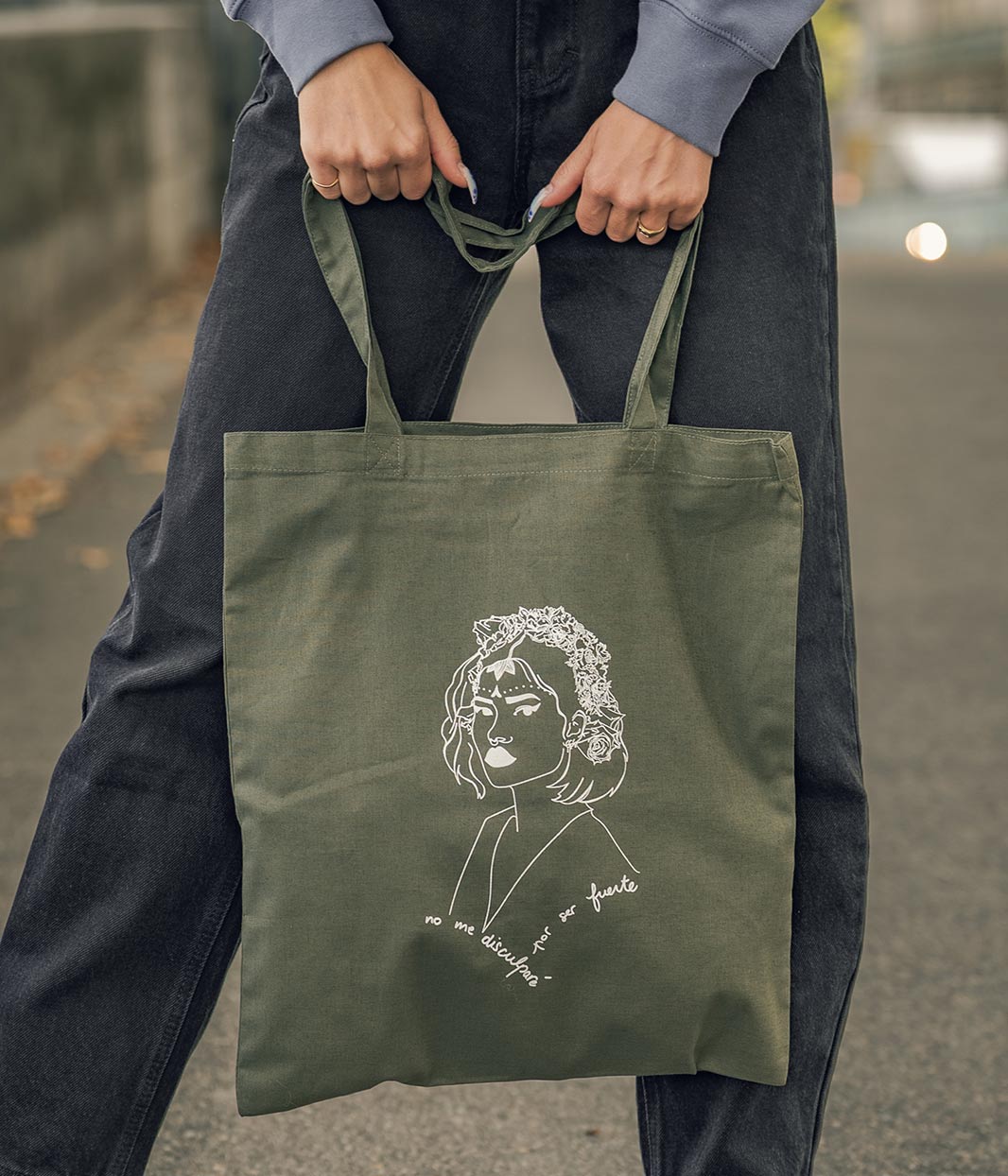 Mains d’une mannequin femme, tenant un tote bag coton bio, kaki, Lupita Leonor Roversi