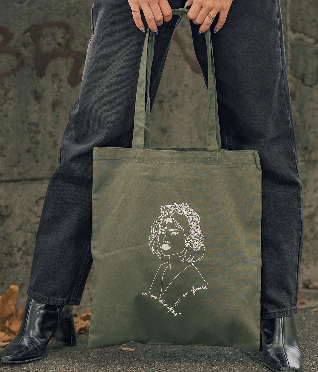 Mains d’une mannequin femme, tenant un tote bag coton bio, kaki, Lupita Leonor Roversi