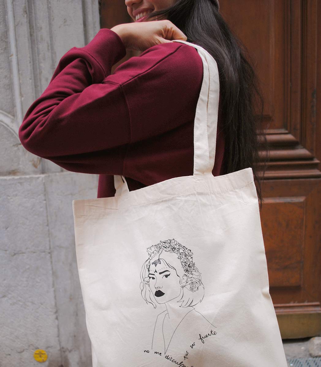 Tote bag LUPITA Leonor Roverssi en coton bio certifié GOTS, illustration féminine engagée sérigraphiée à Lyon. Sac éthique symbolisant la force féminine, la liberté de choix et l’émancipation.
