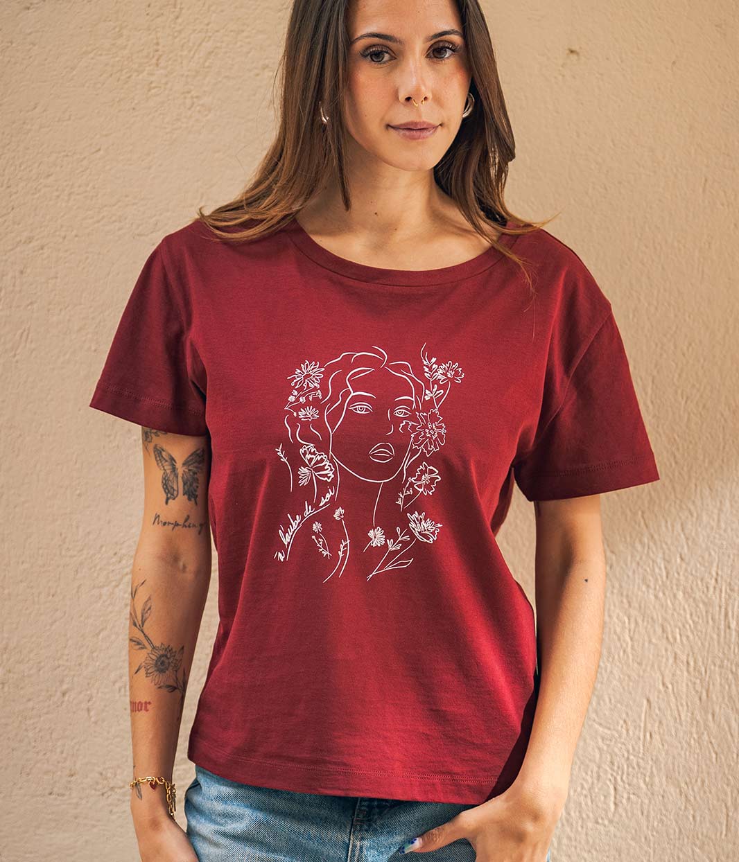 Mannequin femme, portant un t-shirt en coton bio, rouge bordeaux, avec un dessin dessus Leonor Roversi 