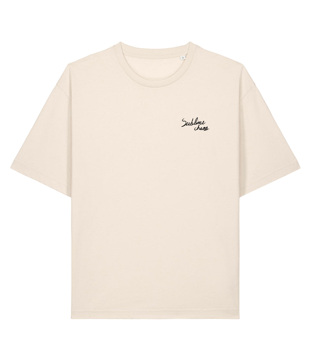 Muck-up t-shirt écru Sublime Chao, unisexe oversize en coton bio. Le vêtement présente un imprimé blanc au dos, représentant un visage fragmenté en lignes minimalistes, symbole de l’imperfection et de la pluralité des identités. Sérigraphie artisanale et éthique réalisée à Lyon par la marque lyonnaise Leonor Roversi, dans l’esprit de la philosophie japonaise Wabi Sabi.
