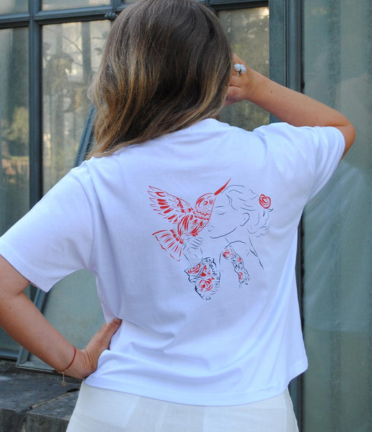 Vue de dos d'un t-shirt femme en coton bio blanc. Imprimé rouge et noir représentant la déesse Xochiquetzal avec un colibri, fabriqué à Lyon.
