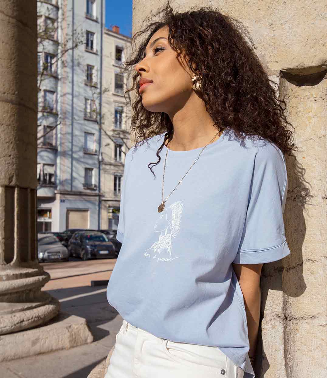 T-shirt femme en coton bio bleu avec un imprimé blanc d'une guerrière japonaise accompagné de l'inscription "Âme de guerrière". Modèle Benten, imprimé à Lyon par la marque éthique Leonor Roversi.