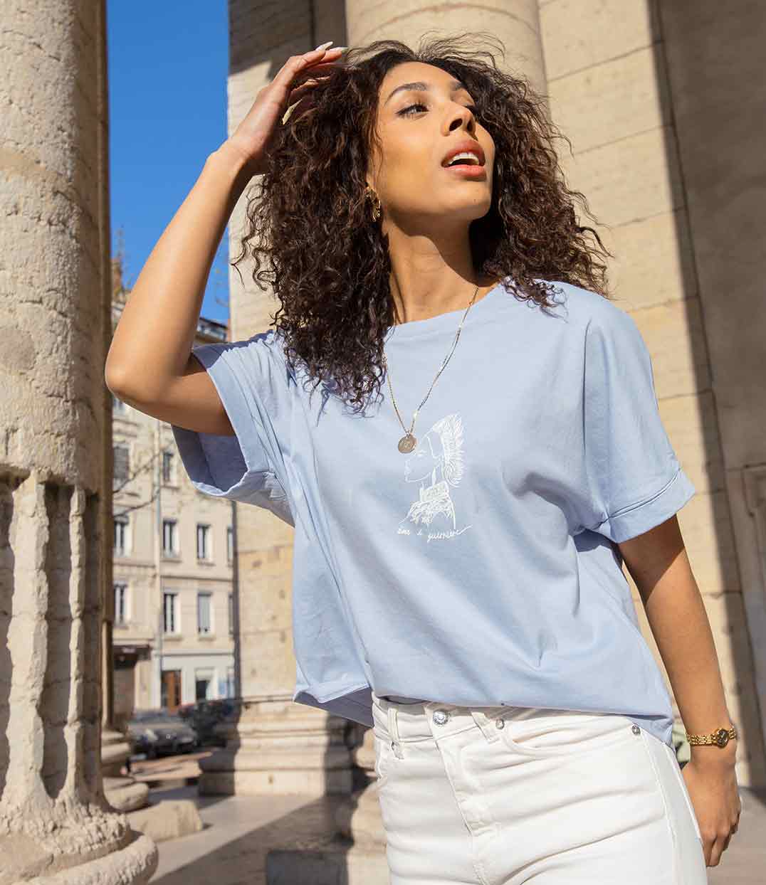 T-shirt femme en coton bio bleu avec un imprimé blanc d'une guerrière japonaise accompagné de l'inscription "Âme de guerrière". Modèle Benten, imprimé à Lyon par la marque éthique Leonor Roversi.