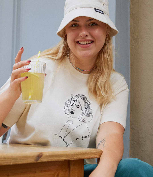 T-shirt femme en coton bio écru avec un imprimé noir représentant une femme forte inspirée d’une reine d’Amérique latine, accompagné de l’inscription “No me disculparé por ser fuerte”. Modèle Lupita, imprimé à Lyon par la marque éthique Leonor Roversi.