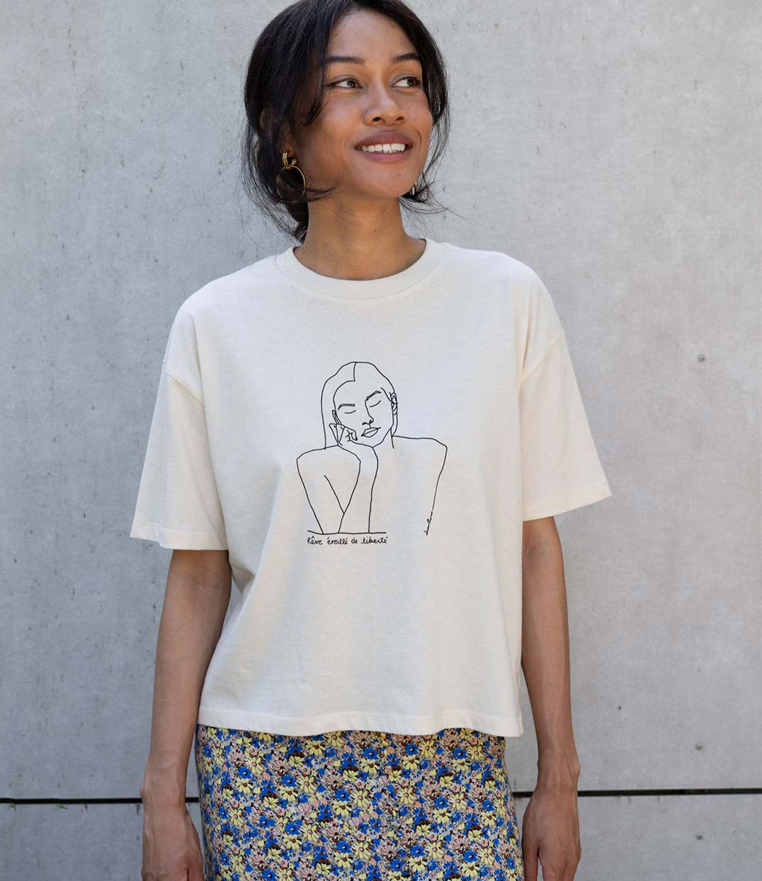 T-shirt femme en coton bio écru avec un imprimé noir d'une représentation de Thémis avec l'inscription "Battante". Imprimé à Lyon par la marque éthique Leonor Roversi
