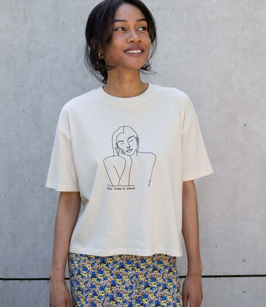 T-shirt femme en coton bio écru avec un imprimé noir d'une représentation de Thémis avec l'inscription "Battante". Imprimé à Lyon par la marque éthique Leonor Roversi