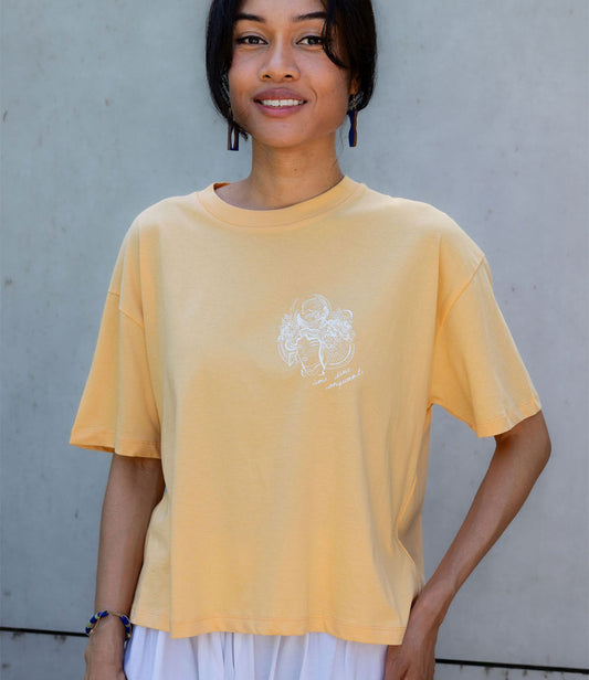 T-shirt femme en coton bio couleur melon, avec un imprimé blanc sur le devant représentant une figure de samouraï, imprimé à Lyon par la marque éthique Leonor Roversi.