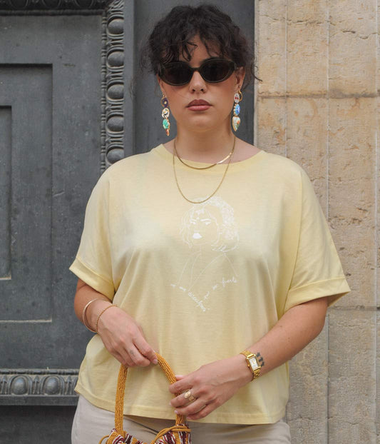tshirt jaune pastel  avec design blanc inspiré de l'Amérique latine 