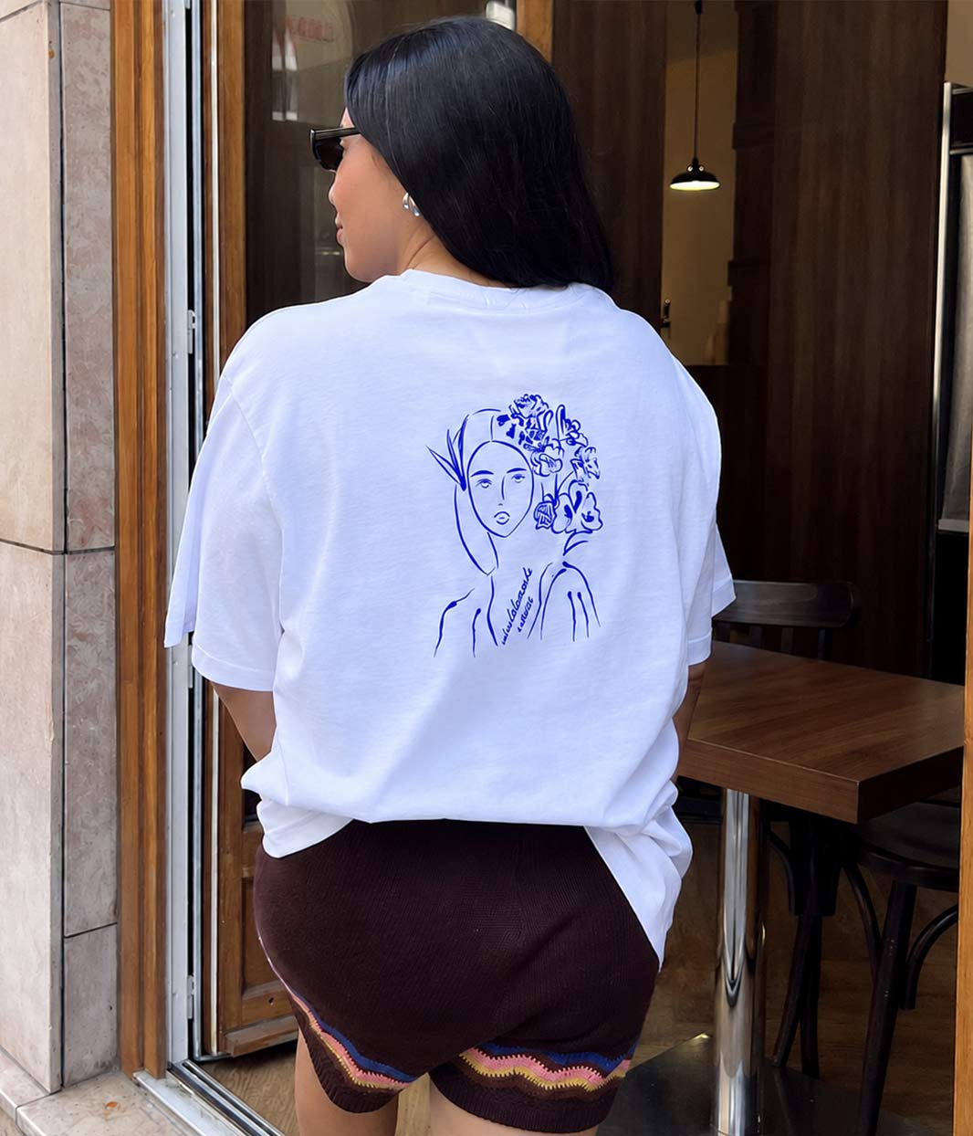 t-shirt unisexe blanc avec design unica bleu électrique collection Leonor Roversi