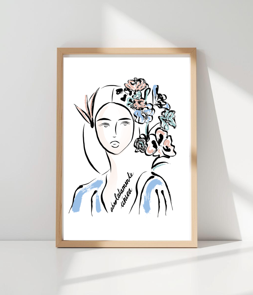 Affiche illustrée représentant une femme au regard serein, ornée de fleurs colorées dans les cheveux. Texte manuscrit "Absolumente única" sur le buste. À côté, une sculpture classique. Illustration par Leonor Roversi, à Lyon.