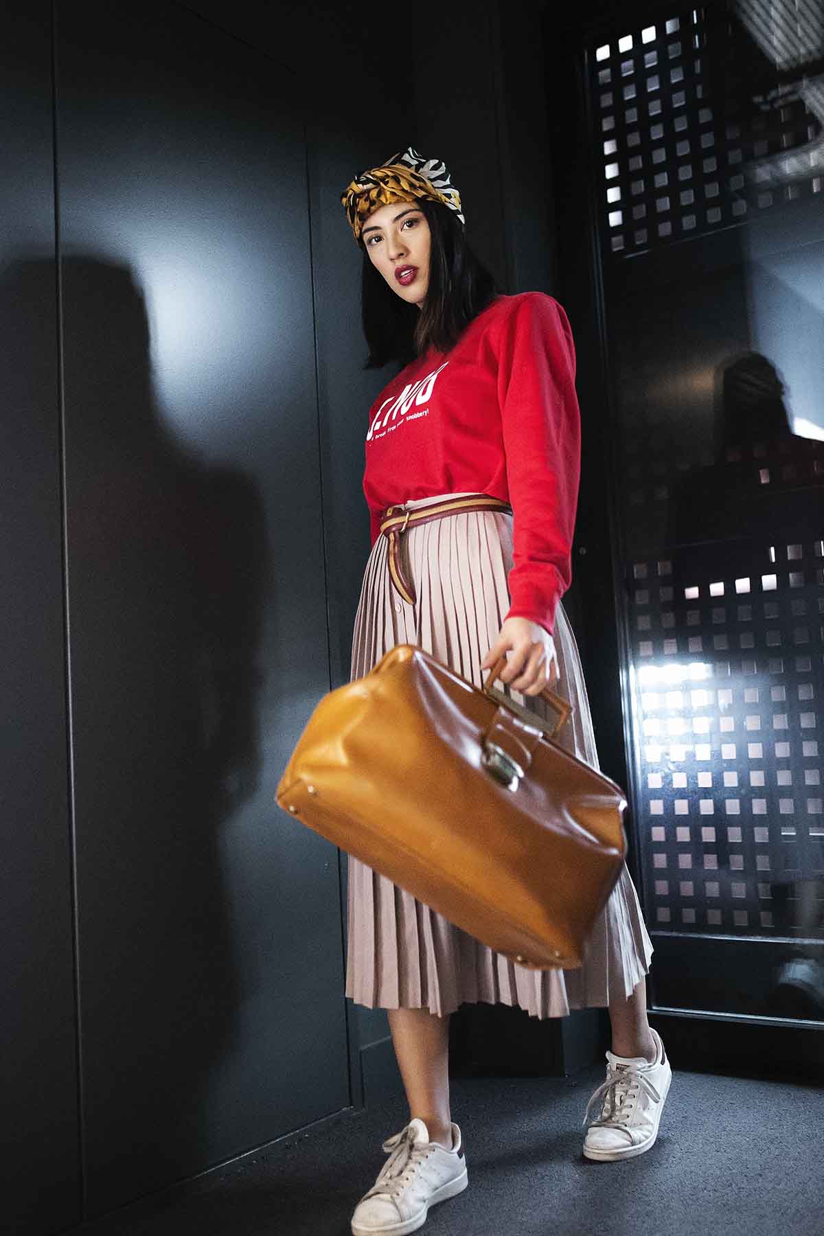 Photo d'une mannequin portant un sweat rouge imprimé SNOB