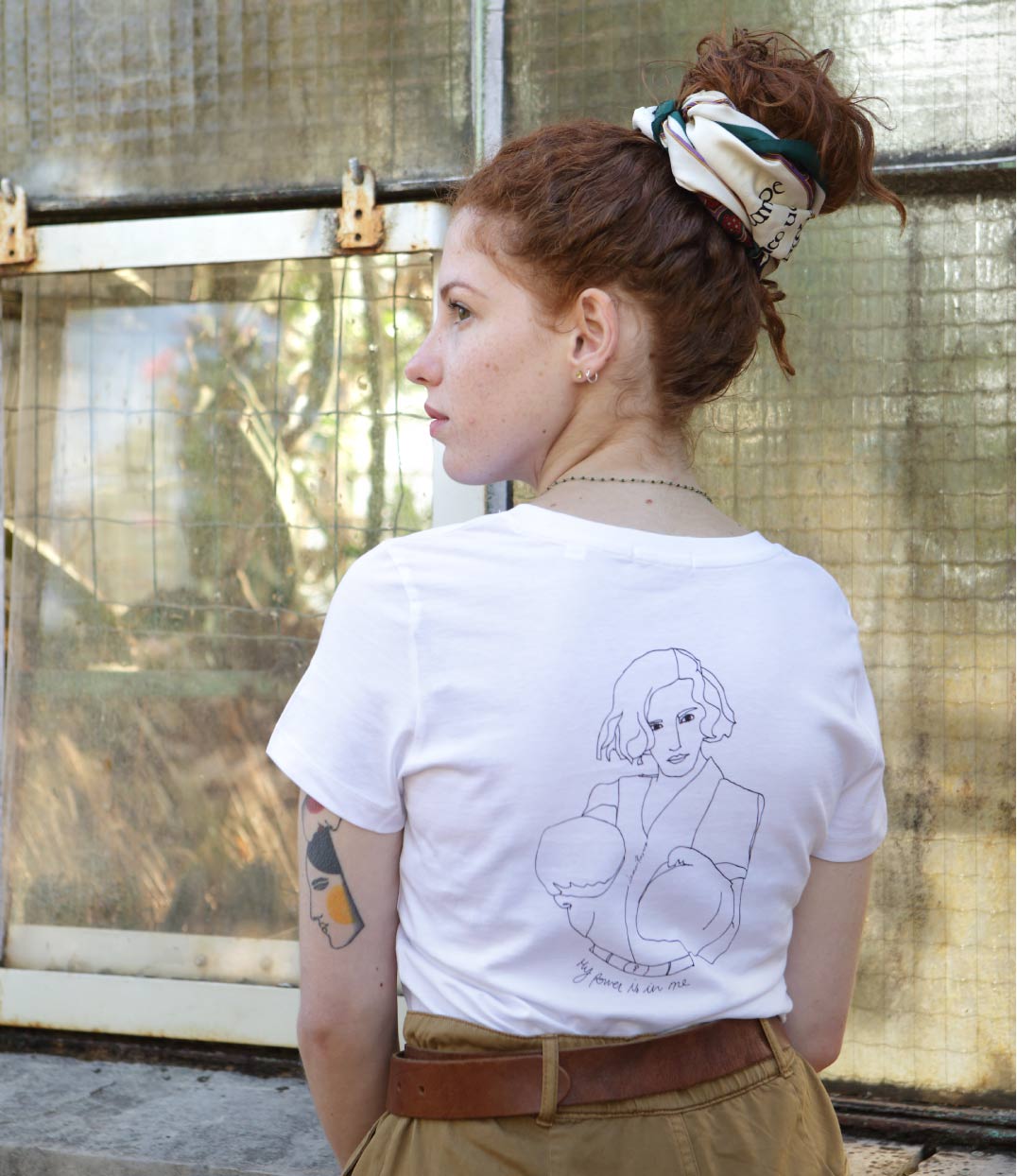 femme de dos portant un t-shirt classique blanc freyja