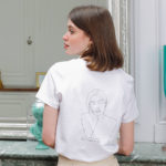 femme de dos portant un tshirt blanc en coton bio, sur le dos du tshirt themis
