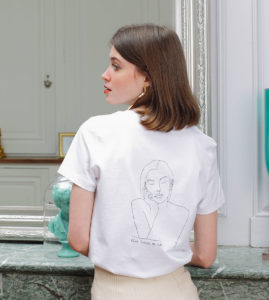 femme de dos portant un tshirt blanc en coton bio, sur le dos du tshirt themis
