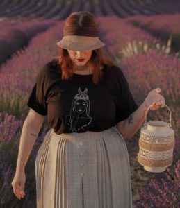 femme qui porte t-shirt noir coyoqui loose leonor roversi dans un champ de lavande