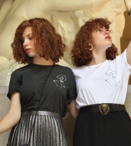 deux mannequins portant le t-shirt Klimt gris et blanc Leonor Roversi