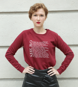 mannequin porte un sweatshirt bordeaux, qui met en avant le prénom de femmes qui ont marqués l'histoire
