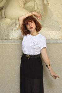 mannequin porte un tshirt blanc représentant une Oeuvre de Gustav Klimt, le tshirt est en coton bio