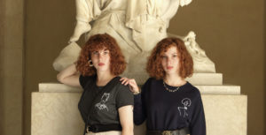mannequins portant un tshirt qui représente Frida Kahlo, l'autre porte un sweatshirt qui représente une oeuvre de Gustav Klimt