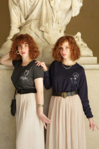 mannequins portant un tshirt qui représente Frida Kahlo, l'autre porte un sweatshirt qui représente une oeuvre de Gustav Klimt