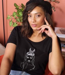 femme brune portant le t-shirt coyoqui noir coupe loose leonor roversi