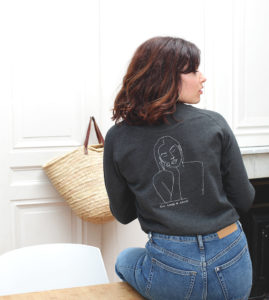 Femme de dos assise, portant le sweatshirt gris en coton bio, Thémis, Leonor Roversi
