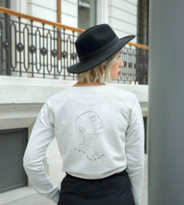 mannequin de dos, portant un sweatshirt crème en coton bio, représentant sekhmet