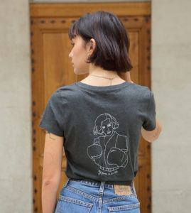 mannequin de dos portant un tshirt gris avec un dessin artistique qui répresente freyja