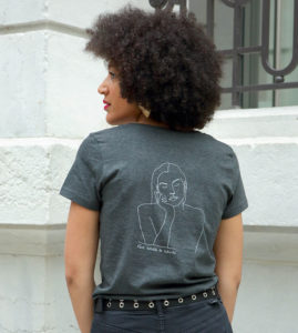 mannequin de dos qui porte un tshirt gris en coton bio, sur le tshirt un dessin artistique qui représente la déesse Themis