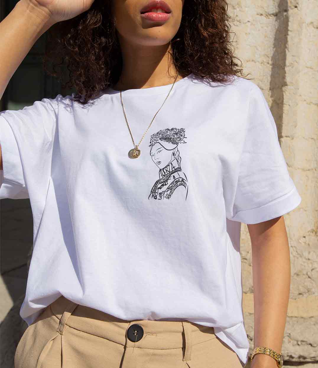 Femme portant un t-shirt blanc avec illustration âme de guerrière de la nouvelle collection TAKA de la marque Leonor Roversi