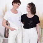 deux femmes portant chacune le tshirt klimt blanc et noir leonor roversi